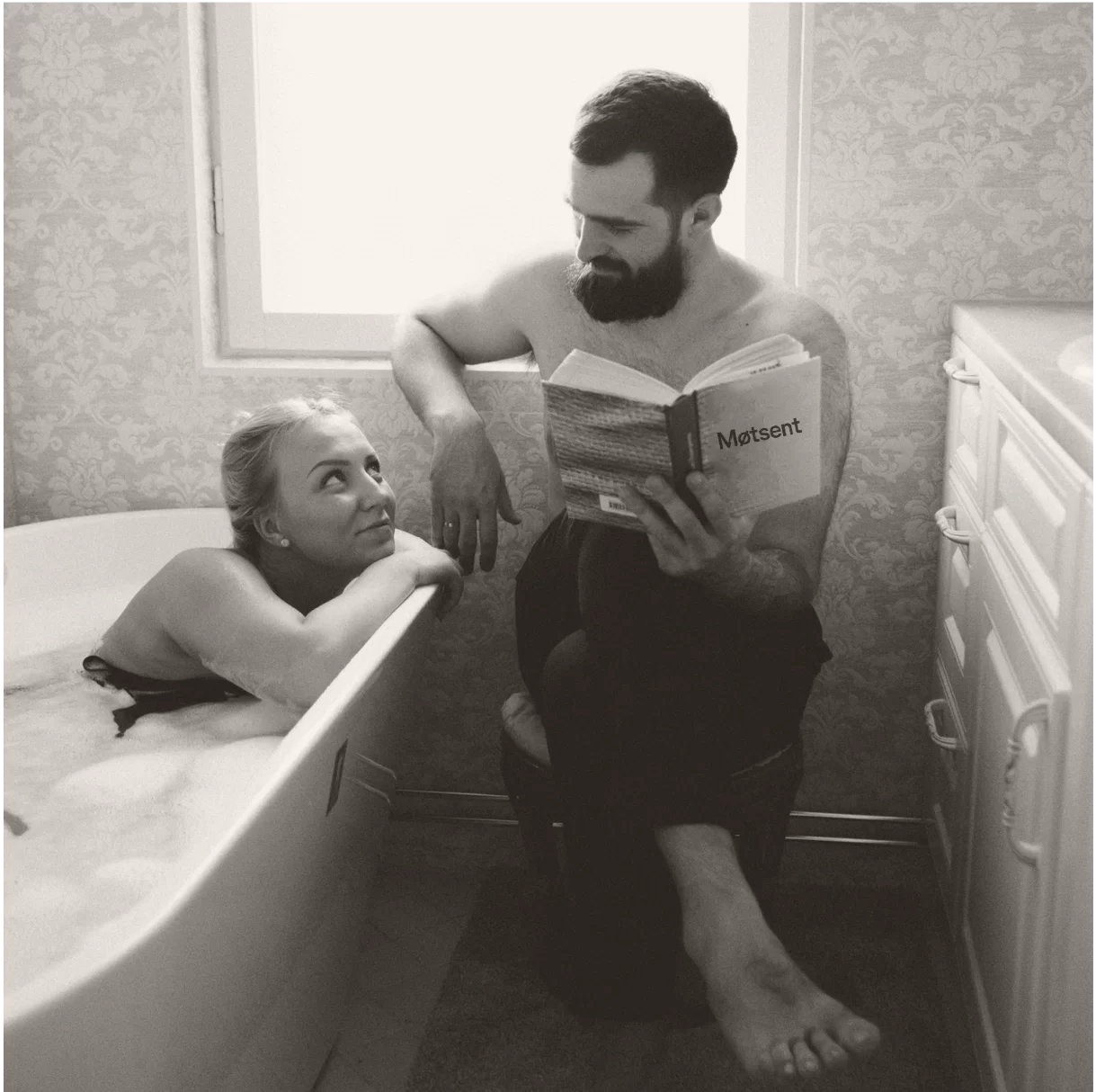 Moment de vie apaisant. Un couple partage un instant de lecture, dans un univers intime et sensoriel, reflet de l’esprit naturel de Motsent.