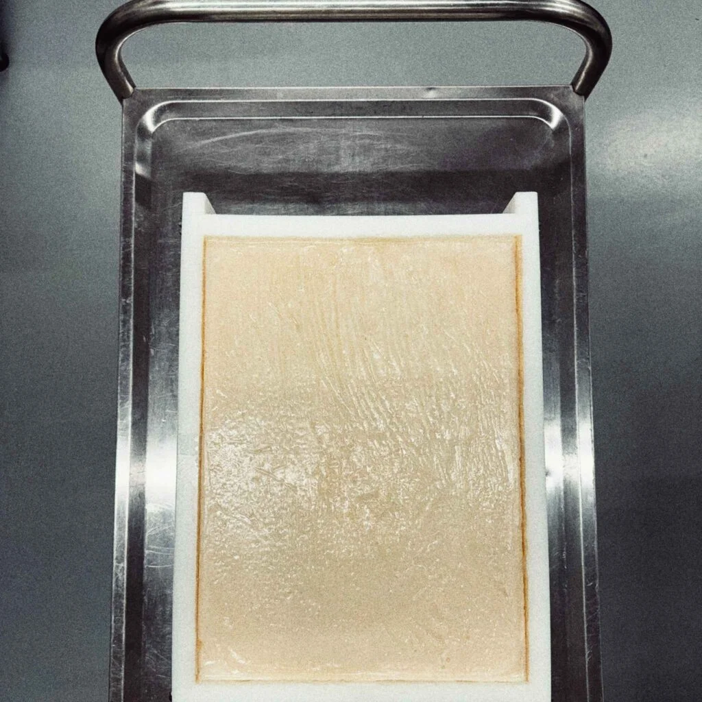 Fabrication artisanale d’un savon solide hydratant selon la méthode de saponification à froid – Motsent
