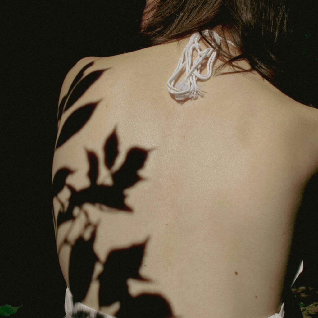 Peau douce après usage quotidien du savon liquide parfumé — visage, douche & mains; formule hydratante senteur agrumes et géranium, ingrédients issus de l’agriculture biologique.