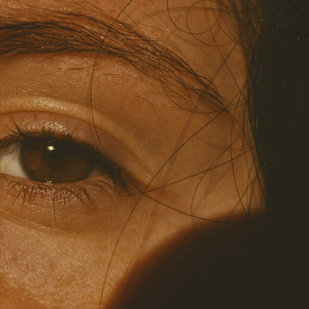 Portrait d’une femme à la peau sensible, après l’utilisation d’un nettoyant visage sans parfum Motsent, adapté aux peaux réactives.