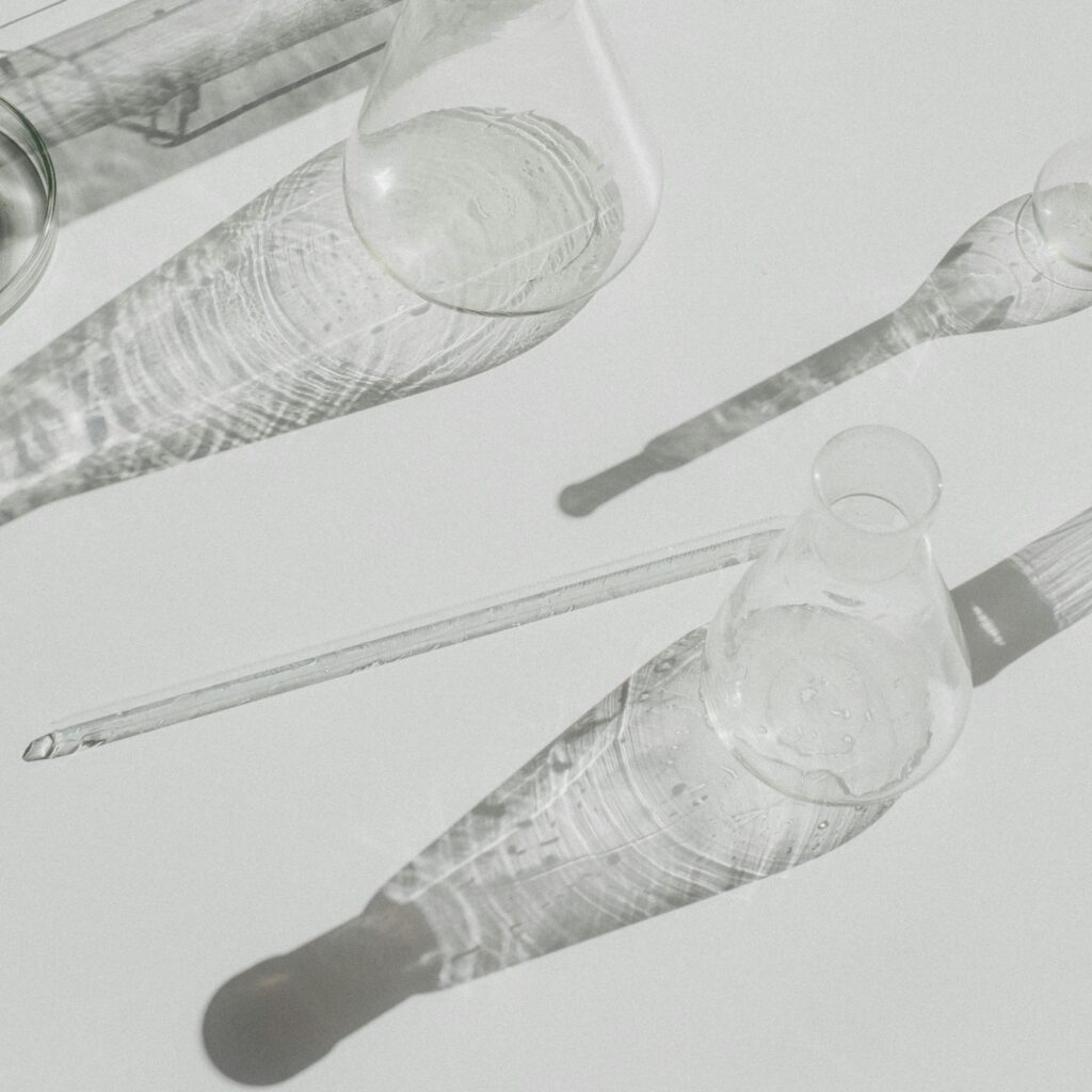 verrerie de laboratoire illustrant les ingrédients naturels et issus de l'agriculture biologique — transparence et traçabilité du savon liquide hydratant Møtsent.