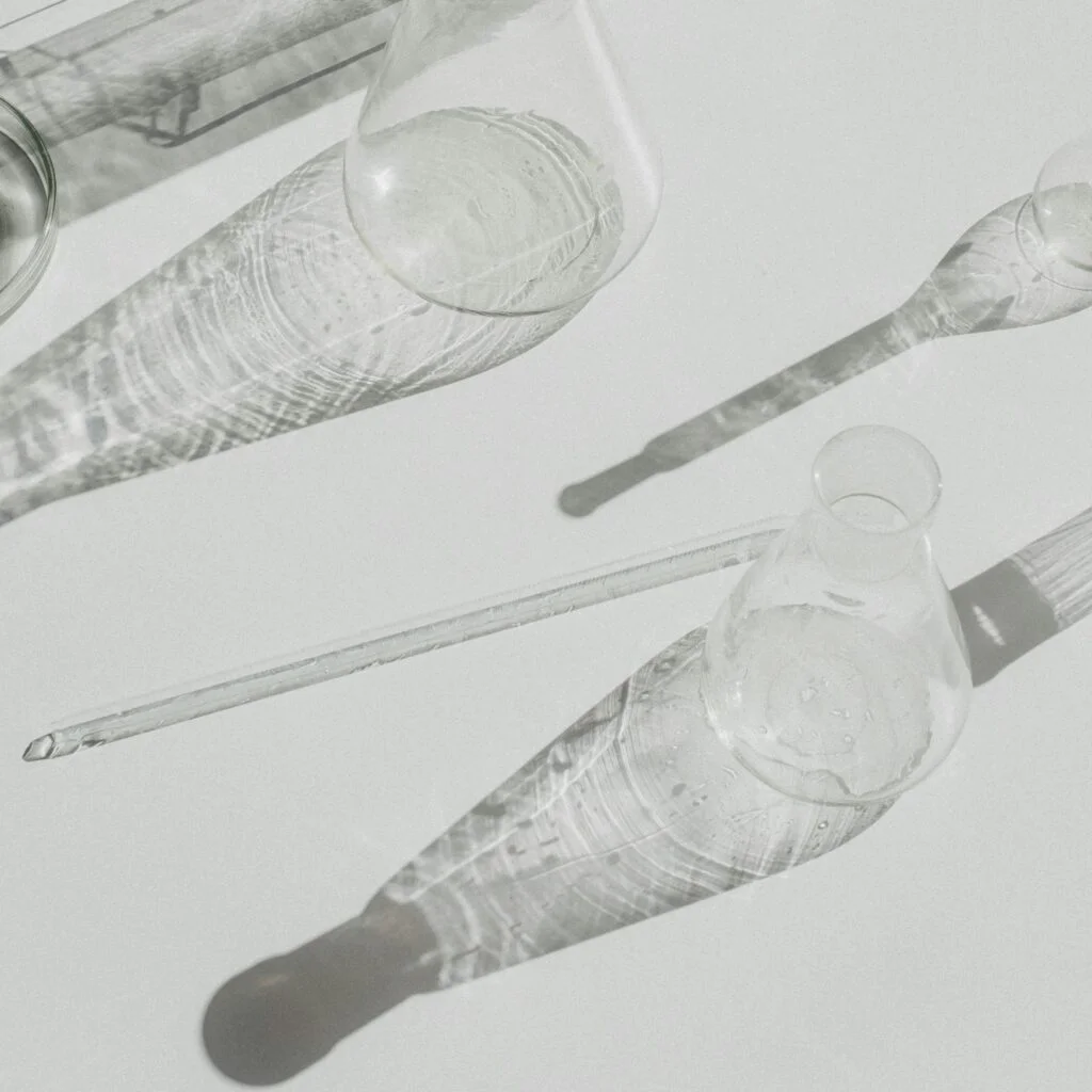 verrerie de laboratoire illustrant les ingrédients naturels et issus de l'agriculture biologique — transparence et traçabilité du savon liquide hydratant Møtsent.