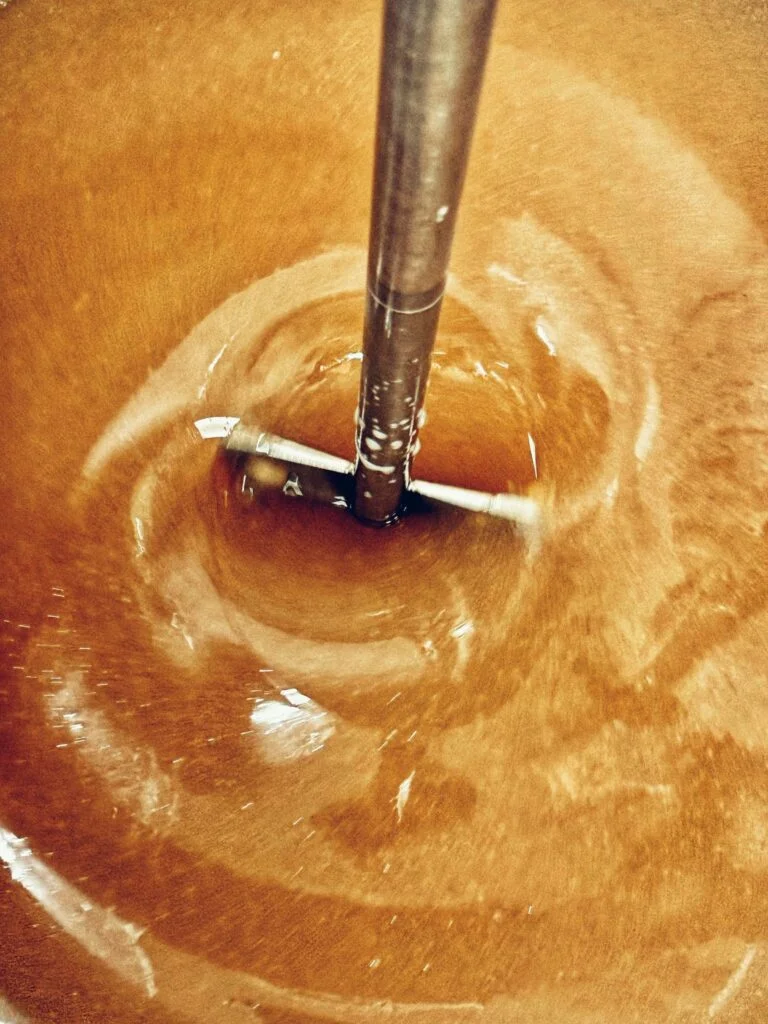 Mélange de savon naturel en cours de fabrication artisanale par saponification à froid dans la savonnerie artisanale Motsent. Processus traditionnel pour préserver la pureté des ingrédients et obtenir un savon doux et hydratant.