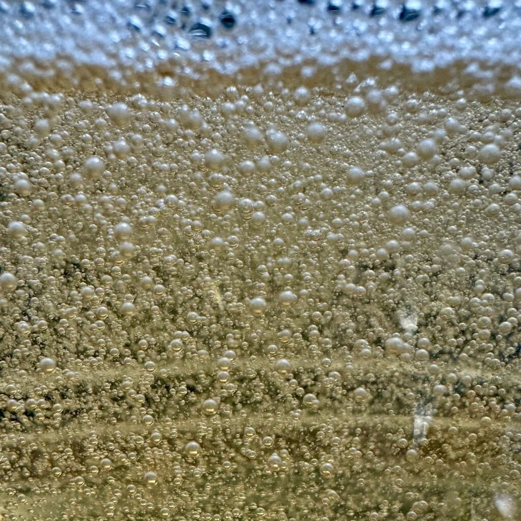 Bulles naturelles créées lors de la fabrication artisanale de savon liquide naturel Møtsent. Processus authentique sans ajout de conservateurs, sulfate ou paraben, respectueux des peaux sensibles.