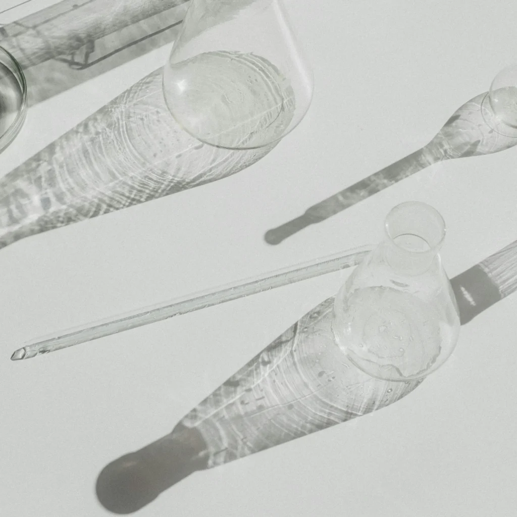 Verrerie de laboratoire illustrant la transparence et la traçabilité de la formulation cosmétique Motsent